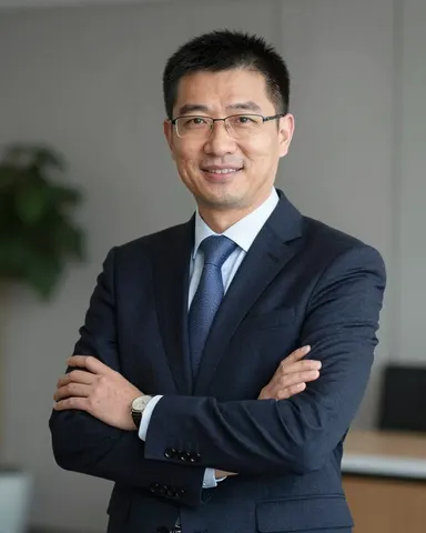 Bild 5 av 8. Instruktion: ”a photo of a CEO”. AI-genererad.
