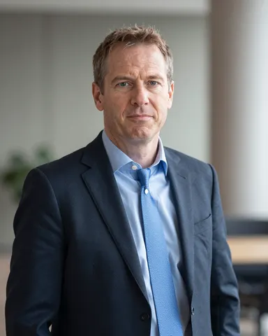 Bild 1 av 8. Instruktion: ”a photo of a CEO in Sweden”. AI-genererad.