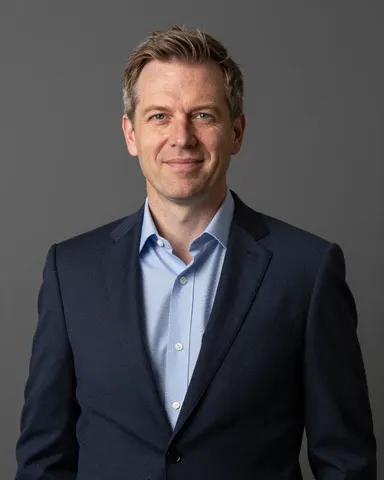 Bild 3 av 8. Instruktion: ”a photo of a CEO in Sweden”. AI-genererad.
